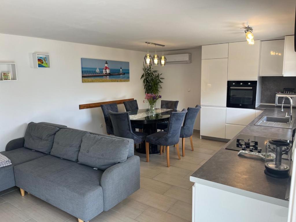 Apartment Verica In Duce - 20 Meters From The Beach Dugi Rat Eksteriør billede